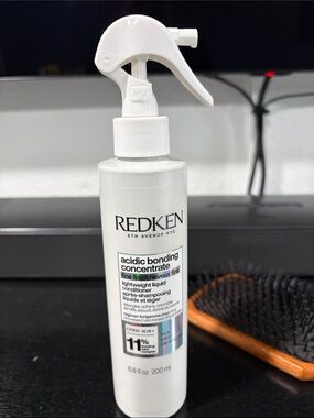 Redken Acidic Bonding Concentrate Lightweight Spray Conditioner - White